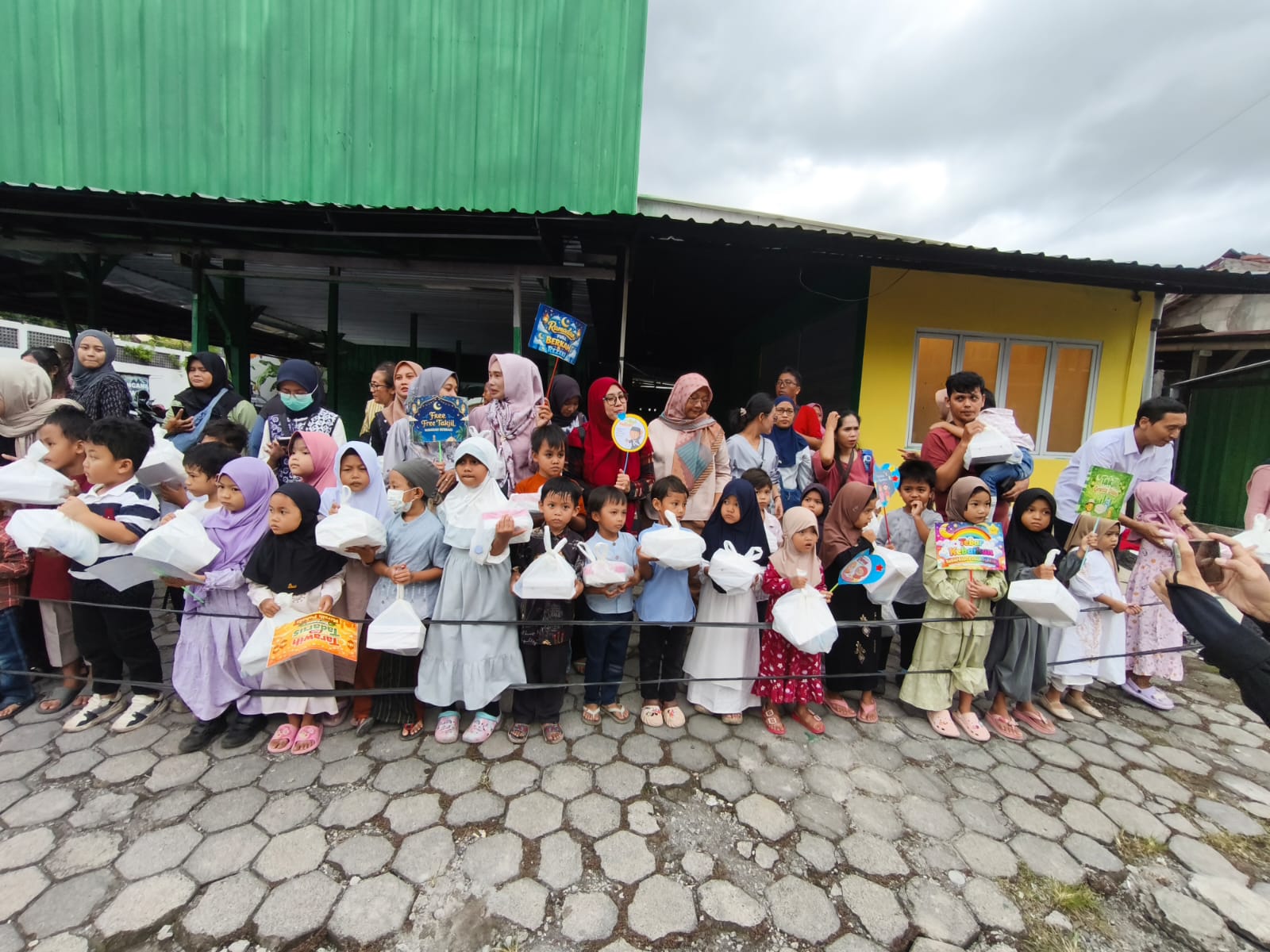 KBTK Tamanbahagia Berbagi Takjil, Menanamkan Kepedulian Sejak Dini